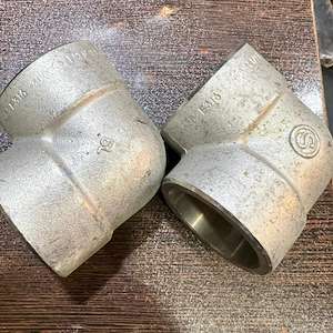 بازرگانی اعتماد (اتصالات فشارقوی) زانوی ۱.۱-۲ساکت ۳۰۰۰ متریال 304L